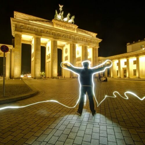 Groß (hintergrundansicht-eines-mannes-der-nachts-gegen-das-brandenburger-tor-leuchtend-malt) Groß (hintergrundansicht-eines-mannes-der-nachts-gegen-das-brandenburger-tor-leuchtend-malt)