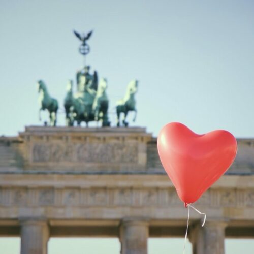 Groß (statue-herzform-gegen-den-himmel) Groß (statue-herzform-gegen-den-himmel)